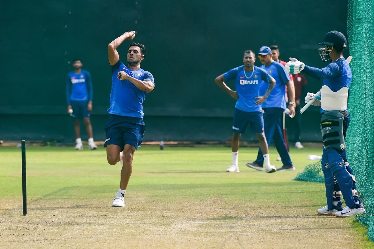 आयपीएल सुरू होण्यापूर्वी दीपक चाहरला कोरोना झाला होता. कोरोनावर मात करून त्यानं मैदानात पुनरागमन केले. आयपीएल सुरू होण्यापूर्वी दीपक चाहरला कोरोना झाला होता. कोरोनावर मात करून त्यानं मैदानात पुनरागमन केले.