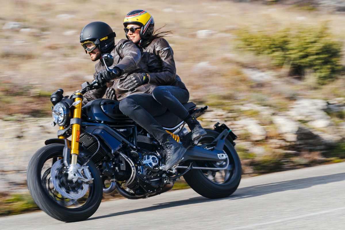 Ducati च्या Scrambler 1100 Pro ही BS6 मानकांसह लाँच करण्यात आली आहे. या बाइकची किंमत 11.95 लाख रुपये (एक्स शोरूम प्राइस)आहे. तर, Scrambler 1100 Sport ची किंमत 13.74 लाख रुपये आहे. Ducati च्या Scrambler 1100 Pro ही BS6 मानकांसह लाँच करण्यात आली आहे. या बाइकची किंमत 11.95 लाख रुपये (एक्स शोरूम प्राइस)आहे. तर, Scrambler 1100 Sport ची किंमत 13.74 लाख रुपये आहे.