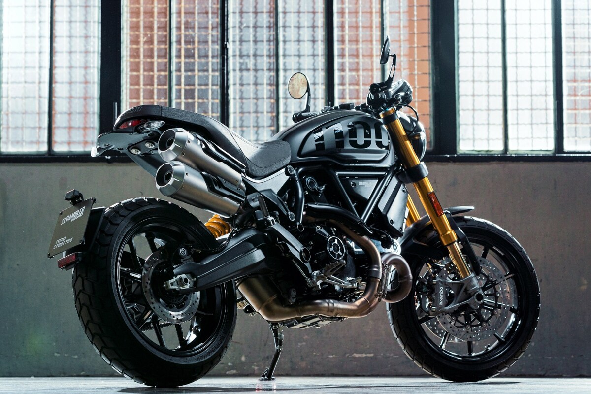 इटलीची लोकप्रिय बाइक उत्पादन कंपनीने Ducati ने BS6 Scrambler 1100 Pro लाँच केली आहे. या बाइकची किंमत ही 11.95 लाख (एक्स शोरूम) रुपयांपासून सुरू होते. यामध्ये प्रो(Pro) आणि स्पोर्ट प्रो (Sport Pro) सुद्धा लाँच करण्यात आली आहे. इटलीची लोकप्रिय बाइक उत्पादन कंपनीने Ducati ने BS6 Scrambler 1100 Pro लाँच केली आहे. या बाइकची किंमत ही 11.95 लाख (एक्स शोरूम) रुपयांपासून सुरू होते. यामध्ये प्रो(Pro) आणि स्पोर्ट प्रो (Sport Pro) सुद्धा लाँच करण्यात आली आहे.