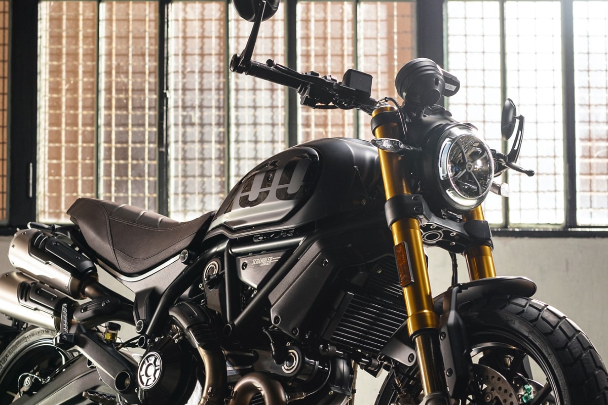 नवीन Ducati Scrambler प्रो (Pro) आणि स्पोर्ट प्रो(Sport Pro) मध्ये 1,079 सीसी L-ट्विन BS6 इंजिन दिले आहे. हे इंजिन 7,500 आरपीएमवर 88 एनएमचा पीक टॉर्क आणि 4,750 आरपीएम वर 85 बीएचएपी ताकद देते. नवीन Ducati Scrambler प्रो (Pro) आणि स्पोर्ट प्रो(Sport Pro) मध्ये 1,079 सीसी L-ट्विन BS6 इंजिन दिले आहे. हे इंजिन 7,500 आरपीएमवर 88 एनएमचा पीक टॉर्क आणि 4,750 आरपीएम वर 85 बीएचएपी ताकद देते.