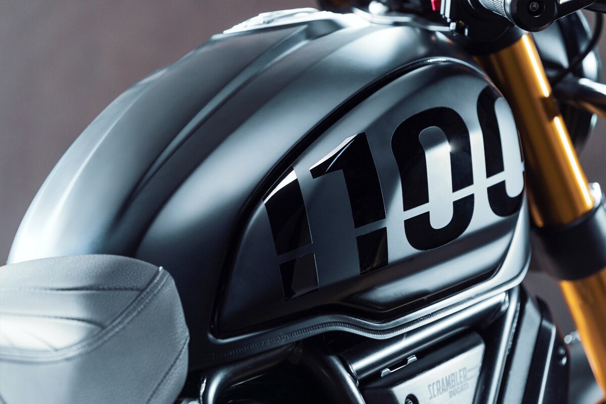 नव्या Ducati Scrambler मध्ये अनेक नवे बदल करण्यात आले आहे. ओहलिन्स सस्पेंशन, कॅफे रेसर स्टाइल बार-अँड मिरर्स, लोअर हँडलबार दिला आहे. त्यासोबतच नव्या Ducati Scrambler मधील 1100 स्पोर्ट प्रोमध्ये नवीन ग्राफिक्स 1100 सह नवा लोगो आणि एक नवीन मेट ब्लॅक कलर दिला आहे. नव्या Ducati Scrambler मध्ये अनेक नवे बदल करण्यात आले आहे. ओहलिन्स सस्पेंशन, कॅफे रेसर स्टाइल बार-अँड मिरर्स, लोअर हँडलबार दिला आहे. त्यासोबतच नव्या Ducati Scrambler मधील 1100 स्पोर्ट प्रोमध्ये नवीन ग्राफिक्स 1100 सह नवा लोगो आणि एक नवीन मेट ब्लॅक कलर दिला आहे.