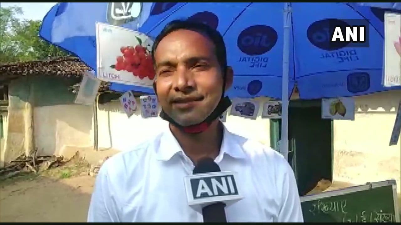 यावेळी रुद्र म्हणाले, कोरोना महासाथीमुळे शाळा बंद आहेत, शिवाय स्मार्टफोन नसल्याने अनेक विद्यार्थी ऑनलाइन क्लास अटेंड करू शकत नाही. अशात मुलांच्या घरापर्यंत जाऊन त्यांना शिकवण्याचा विचार माझ्या डोक्यात आला. यावेळी रुद्र म्हणाले, कोरोना महासाथीमुळे शाळा बंद आहेत, शिवाय स्मार्टफोन नसल्याने अनेक विद्यार्थी ऑनलाइन क्लास अटेंड करू शकत नाही. अशात मुलांच्या घरापर्यंत जाऊन त्यांना शिकवण्याचा विचार माझ्या डोक्यात आला.