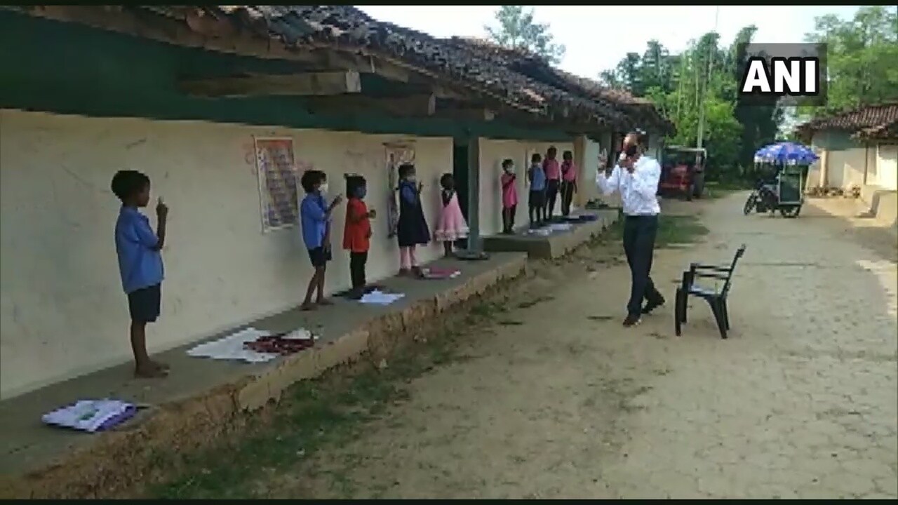 ते पुढे म्हणाले की, येथील अत्यंत कमी मुलांना ऑनलाइन क्लासेसला हजेरी लावता येते. अशात आम्ही मोहल्ला क्लास सुरू केला. अशातही आम्ही सोशल डिस्टन्सिंगचं पालन करतो. त्यांच्या घरासमोर येऊन मी त्यांना शिकवतो. माझ्यासोबतच ब्लॅकबोर्ड, पुस्तकं आणि प्लेकार्डसदेखील असतात. मी घंटा वाजवतो आणि मुलं सामान्य शाळेप्रमाणे हजर होतात. विद्यार्थी सुरुवातीची प्रार्थना करतात, त्यानंतर अभ्यासक्रमानुसार क्लास सुरू केला जातो. ते पुढे म्हणाले की, येथील अत्यंत कमी मुलांना ऑनलाइन क्लासेसला हजेरी लावता येते. अशात आम्ही मोहल्ला क्लास सुरू केला. अशातही आम्ही सोशल डिस्टन्सिंगचं पालन करतो. त्यांच्या घरासमोर येऊन मी त्यांना शिकवतो. माझ्यासोबतच ब्लॅकबोर्ड, पुस्तकं आणि प्लेकार्डसदेखील असतात. मी घंटा वाजवतो आणि मुलं सामान्य शाळेप्रमाणे हजर होतात. विद्यार्थी सुरुवातीची प्रार्थना करतात, त्यानंतर अभ्यासक्रमानुसार क्लास सुरू केला जातो.