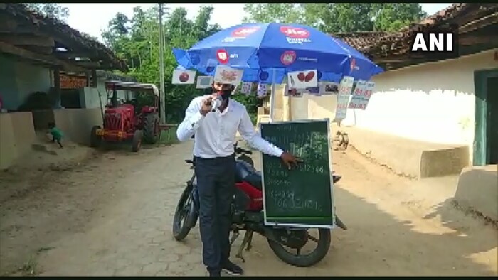 ते पुढे म्हणाले की, या क्लासेसमध्ये विविध विषयांबरोबरच त्यांना कोरोना व्हायरसबद्दलही माहिती दिली जाते. विशेष म्हणजे स्थानिकांकडून याला पाठिंबा मिळत आहे. या शिक्षकाच्या पुढाकारामुळे विद्यार्थ्यांच्या अभ्यासात खंड पडणार नाही. 