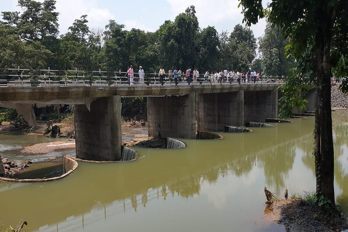 गडचिरोली जिल्ह्यात धानोरा हा अतिदुर्गम आणि घनदाट माओवाद्याच्या हालचाली असलेला तालुका आहे. या तालुक्यात कर्रेमर्का परिसरातली 10 गावं येतात. तालुका मुख्यालयापासून आठ किलोमीटर अंतरावर असली तरी या गावांकडे जाण्यासाठी थेट रस्ता नव्हता. कारण मोठा नाला या भागात असल्याने पावसाळ्यात तर नागरीकांचे हाल व्हायचे. गडचिरोली जिल्ह्यात धानोरा हा अतिदुर्गम आणि घनदाट माओवाद्याच्या हालचाली असलेला तालुका आहे. या तालुक्यात कर्रेमर्का परिसरातली 10 गावं येतात. तालुका मुख्यालयापासून आठ किलोमीटर अंतरावर असली तरी या गावांकडे जाण्यासाठी थेट रस्ता नव्हता. कारण मोठा नाला या भागात असल्याने पावसाळ्यात तर नागरीकांचे हाल व्हायचे.