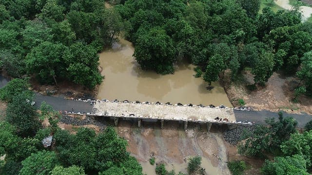 पावसाळ्यात तर तीन महिने जगाच्या संपर्कात नसायची परिसरातली गावं. एखादी गर्भवती महिला किंवा आजारी रुग्णांना नाला पार करणे कठीण होत असं. तर शाळेत जाणाऱ्या मुलाना मोठ्यांच्या खाद्यावर बसून नाला पार करावा लागत असे. पावसाळ्यात तर तीन महिने जगाच्या संपर्कात नसायची परिसरातली गावं. एखादी गर्भवती महिला किंवा आजारी रुग्णांना नाला पार करणे कठीण होत असं. तर शाळेत जाणाऱ्या मुलाना मोठ्यांच्या खाद्यावर बसून नाला पार करावा लागत असे.