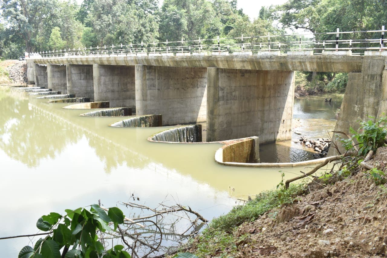 अखेर प्रशासनाने या दोन्ही समस्यावर उपाय म्हणून पूल कम बंधाऱ्याची निर्मिती केल्यानं 10 गावं बारमाही जगाशी जोडली गेली आहे. शिवाय बंधाऱ्यामुळं वाहून जाणारं पाणी झिरपून 10 गावातली शंभर हेक्टर जमीन ओलीत होणार आहे. पूल कम बंधाऱ्याच्या निर्मितीचा विदर्भातला अशा पद्धतीचा पहिला प्रयोग म्हणावा लागेल. अखेर प्रशासनाने या दोन्ही समस्यावर उपाय म्हणून पूल कम बंधाऱ्याची निर्मिती केल्यानं 10 गावं बारमाही जगाशी जोडली गेली आहे. शिवाय बंधाऱ्यामुळं वाहून जाणारं पाणी झिरपून 10 गावातली शंभर हेक्टर जमीन ओलीत होणार आहे. पूल कम बंधाऱ्याच्या निर्मितीचा विदर्भातला अशा पद्धतीचा पहिला प्रयोग म्हणावा लागेल.