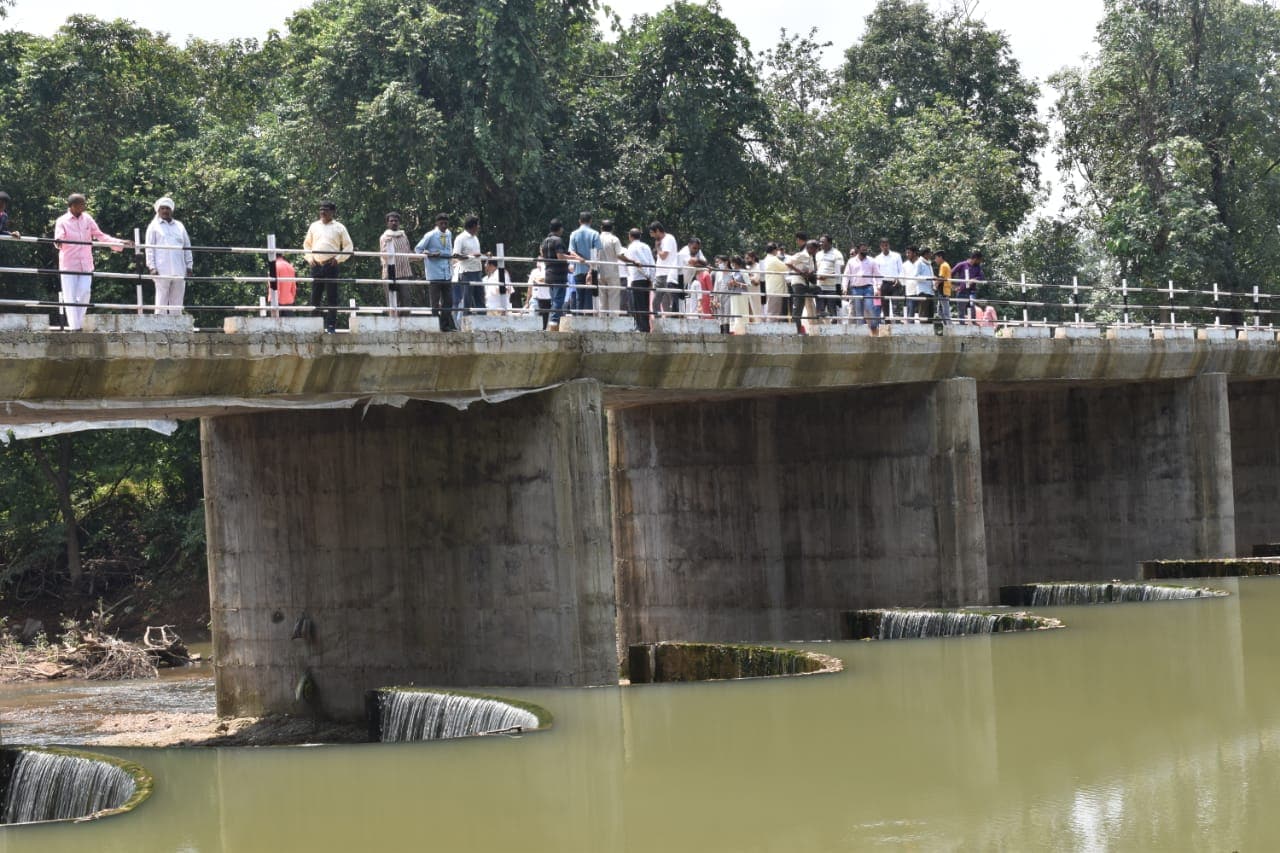वर्षानुवर्षे नागरिकांनी त्रास सहन केल्यानं मोठ्या पूलाच्या निर्मितीची मागणी पुढे आली. अखेर सार्वजनिक बांधकाम विभागानं पूलाचे बांधकाम सुरु केलं. त्या पूलाची निर्मिती होत असताना या भागात नैसर्गिक पाण्यावर अवलंबून असलेल्या शेतीसाठी पूलाबरोबर बंधाऱ्याच्या निर्मितीची संकल्पना बांधकाम विभागाला सुचली. वर्षानुवर्षे नागरिकांनी त्रास सहन केल्यानं मोठ्या पूलाच्या निर्मितीची मागणी पुढे आली. अखेर सार्वजनिक बांधकाम विभागानं पूलाचे बांधकाम सुरु केलं. त्या पूलाची निर्मिती होत असताना या भागात नैसर्गिक पाण्यावर अवलंबून असलेल्या शेतीसाठी पूलाबरोबर बंधाऱ्याच्या निर्मितीची संकल्पना बांधकाम विभागाला सुचली.