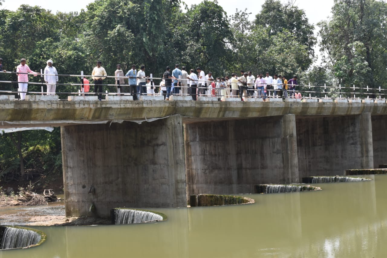 या कल्पनेतूनच पूल कम बंधाऱ्याची निर्मिती झाली. या पूलामुळे नागरिकांना बाराही महिने सोईचं झालं आहे. पूलाच्या खालून वाहणाऱ्या पाण्याचं 4 मीटरचे बारा गाळे तयार करुन बधाऱ्याराची निर्मिती करण्यात आली आहे. पूल कम बंधाऱ्यामुळे वाहून जाणारं पाणी जमिनीत झिरपणार आहे. यामुळे 10 गावामधल्या विहिरीचा जलस्तरही वाढणार आहे. शंभर हेक्टर जमिनीच्या सिंचनासाठी फायदा होणार आहे. या कल्पनेतूनच पूल कम बंधाऱ्याची निर्मिती झाली. या पूलामुळे नागरिकांना बाराही महिने सोईचं झालं आहे. पूलाच्या खालून वाहणाऱ्या पाण्याचं 4 मीटरचे बारा गाळे तयार करुन बधाऱ्याराची निर्मिती करण्यात आली आहे. पूल कम बंधाऱ्यामुळे वाहून जाणारं पाणी जमिनीत झिरपणार आहे. यामुळे 10 गावामधल्या विहिरीचा जलस्तरही वाढणार आहे. शंभर हेक्टर जमिनीच्या सिंचनासाठी फायदा होणार आहे.