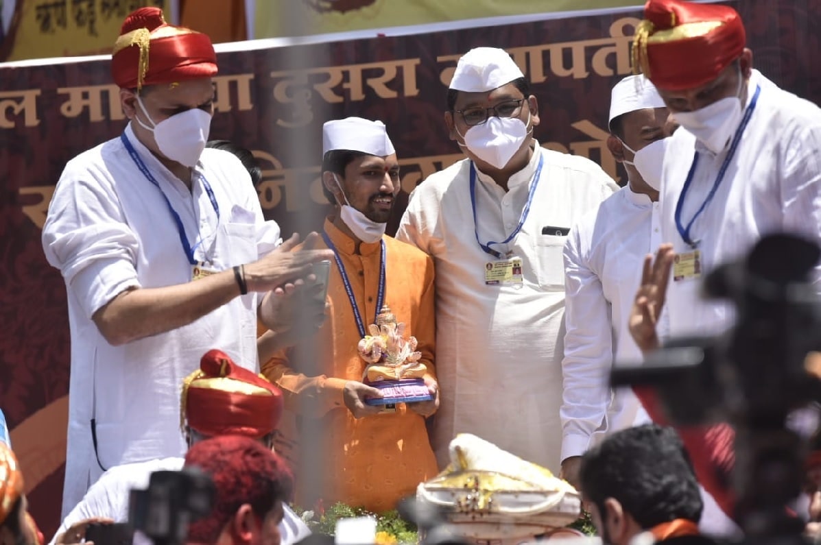 मानाचा 5 वा केसरीवाडा यंदा कसबा गणपतीसमोर कोरोना काळात महत्त्वपूर्ण योगदान देणारे पोलीस, डॉक्टर, नर्सेस आणि सफाई कर्मचाऱ्यांना मानवंदना देणारे रांगोळी काढली होती. मानाचा 5 वा केसरीवाडा यंदा कसबा गणपतीसमोर कोरोना काळात महत्त्वपूर्ण योगदान देणारे पोलीस, डॉक्टर, नर्सेस आणि सफाई कर्मचाऱ्यांना मानवंदना देणारे रांगोळी काढली होती.