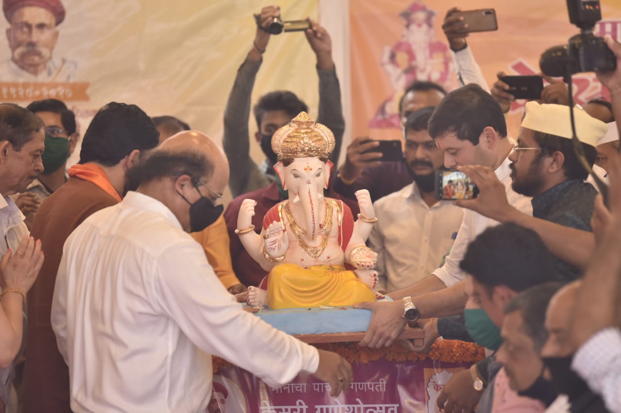 गुरुजी तालीम मानाचा तिसरा पुण्यातील मानाच्या पाचही गणपतींचे विसर्जन सकाळी 11.30 ते दुपारी 1.30 या वेळात अत्यंत साधेपणाने संपन्न झालं. पहिला मानाचा कसबा गणपतीचं 11.30ला, दुसरा मानाचा तांबडी जोगेश्वरी गणपतीचं 12.30 ला, तिसरा मानाचा गुरुजी तालीम गणपतीचं 12.45 ला, चौथा मानाचा तुळशीबाग गणपतीचं 1.15 आणि पाचवा मानाचा केसरीवाडा गणपतीचं दुपारी 1.30 विसर्जन करण्यात आलं. गुरुजी तालीम मानाचा तिसरा पुण्यातील मानाच्या पाचही गणपतींचे विसर्जन सकाळी 11.30 ते दुपारी 1.30 या वेळात अत्यंत साधेपणाने संपन्न झालं. पहिला मानाचा कसबा गणपतीचं 11.30ला, दुसरा मानाचा तांबडी जोगेश्वरी गणपतीचं 12.30 ला, तिसरा मानाचा गुरुजी तालीम गणपतीचं 12.45 ला, चौथा मानाचा तुळशीबाग गणपतीचं 1.15 आणि पाचवा मानाचा केसरीवाडा गणपतीचं दुपारी 1.30 विसर्जन करण्यात आलं.