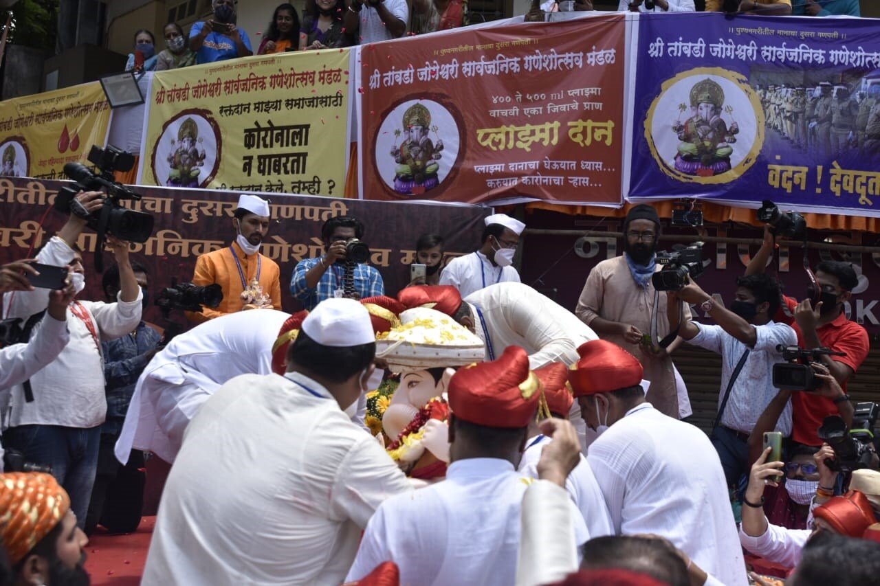 मानाचा दुसरा तांबडी जोगेश्वरी दरवर्षी महाराष्ट्रात गणपती बाप्पाला ढोल ताशांच्या गजरात, वाजत गाजत निरोप दिला जातो. पण यंदा कोरोना व्हायरसमुळे लाडक्या बाप्पाला अत्यंत साधेपणाने निरोप देण्यात आला. मानाचा दुसरा तांबडी जोगेश्वरी दरवर्षी महाराष्ट्रात गणपती बाप्पाला ढोल ताशांच्या गजरात, वाजत गाजत निरोप दिला जातो. पण यंदा कोरोना व्हायरसमुळे लाडक्या बाप्पाला अत्यंत साधेपणाने निरोप देण्यात आला.