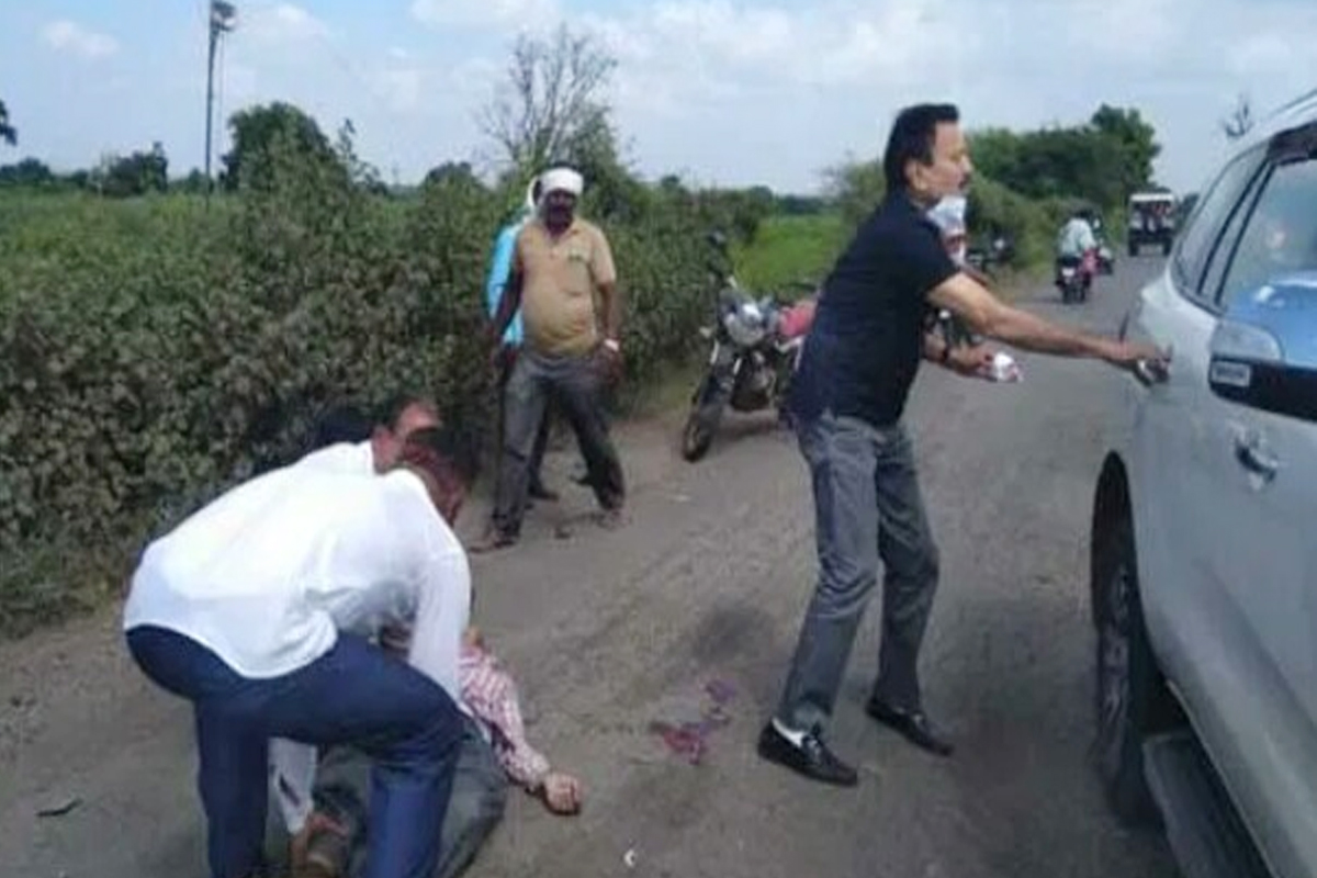 भाजपचे नेते गिरीश महाजनांच्या गाडीला अपघात, आरोग्यसेवक गंभीर जखमी