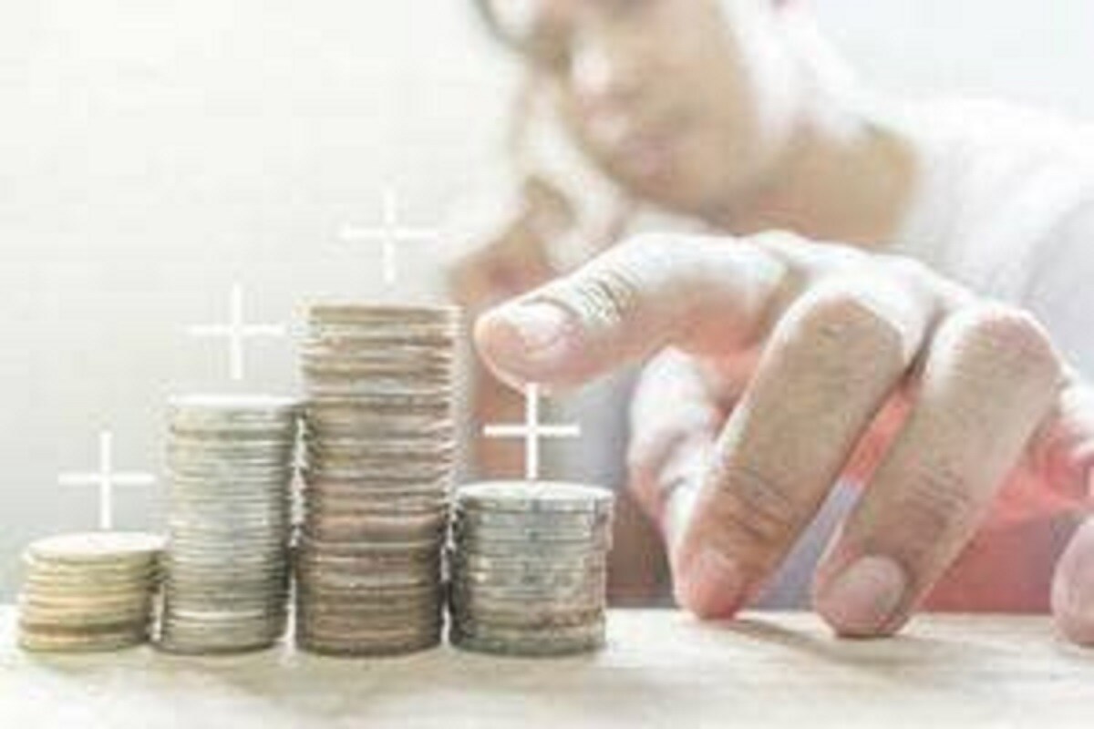 राज्यात रेडी रेकनर दरात सरासरी 1.78 टक्के वाढ झाली आहे. 12 सप्टेंबरपासून नवे दर लागू होणार आहेत. राज्यात रेडी रेकनर दरात सरासरी 1.78 टक्के वाढ झाली आहे. 12 सप्टेंबरपासून नवे दर लागू होणार आहेत.