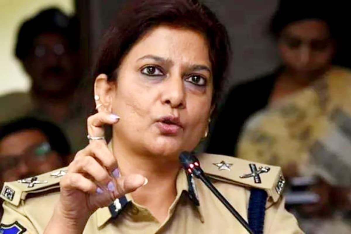 केंद्रीय राखीव पोलीस दलाच्या (CRPF) श्रीनगर (Srinagar sector)विभागाच्या पोलीस महानिरीक्षकपदी (IG)पहिल्यांदाच महिला अधिकाऱ्याची नेमणूक झाली आहे. केंद्रीय राखीव पोलीस दलाच्या (CRPF) श्रीनगर (Srinagar sector)विभागाच्या पोलीस महानिरीक्षकपदी (IG)पहिल्यांदाच महिला अधिकाऱ्याची नेमणूक झाली आहे.