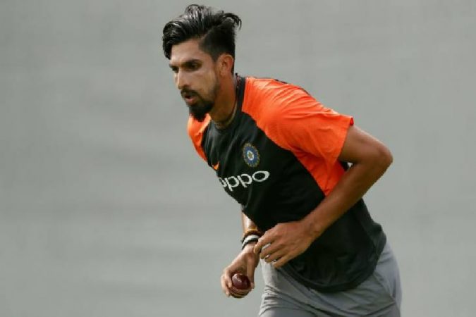 IPL सामन्याआधी सरावादरम्यान खेळताना मैदानात ईशांतच्या पाठीला गंभीर दुखापत झाल्यानं त्याला मैदान सोडावं लागलं. ईशांतच्या पाठीला लागल्यामुळे ही जखम भरून येईपर्यंत कदाचित जास्त काळ क्रिकेटपासून दूर राहावं लागू शकतं. IPL सामन्याआधी सरावादरम्यान खेळताना मैदानात ईशांतच्या पाठीला गंभीर दुखापत झाल्यानं त्याला मैदान सोडावं लागलं. ईशांतच्या पाठीला लागल्यामुळे ही जखम भरून येईपर्यंत कदाचित जास्त काळ क्रिकेटपासून दूर राहावं लागू शकतं.