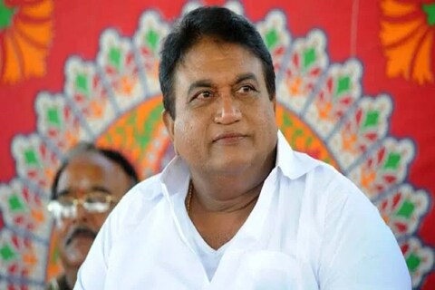 सिनेसृष्टीला धक्का देणारी आणखी एक घटना मंगळवारी घडली आहे. प्रसिद्ध तेलुगू अभिनेता जयप्रकाश रेड्डी (Jayaprakash Reddy) यांचे आंध्र प्रदेशातील गुंतूर याठिकाणी निधन झाले आहे