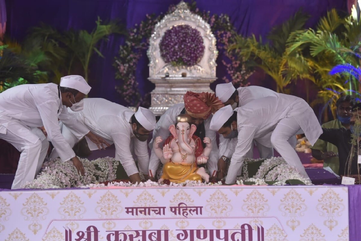 कसबा मानाचा पहिला आज अनंत चतुर्दशीला आपल्या लाडक्या गणरायाला भावपूर्ण निरोप दिला जात आहे. मात्र, यंदाचा गणेशोत्सव कोरोनाच्या सावटाखालीच संपन्न झाला आहे. कसबा मानाचा पहिला आज अनंत चतुर्दशीला आपल्या लाडक्या गणरायाला भावपूर्ण निरोप दिला जात आहे. मात्र, यंदाचा गणेशोत्सव कोरोनाच्या सावटाखालीच संपन्न झाला आहे.