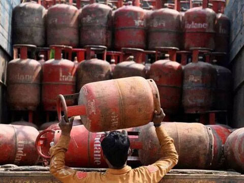 नवीन वर्षात आता एलपीजी बुक करण्यासाठी लांब रांगांबरोबरच कॉल करण्याचीही गरज भासणार नाही.
