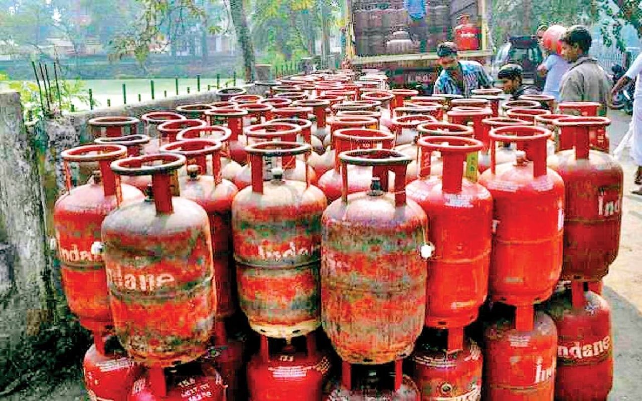 फॉर्म डाऊनलोड केल्यानंतर त्यामध्ये आवश्यक माहिती तुम्हाला भरावी लागेल. त्यात तुमचे नाव, तारीख, रहिवासाची माहिती भरून तो फॉर्म तुम्हाला जवळच्या एलपीजी केंद्रात जाऊन द्यावा लागेल. कागदपत्रे व्हेरिफाय झाल्यानंतर तुम्हाला गॅस कनेक्शन मिळेल. फॉर्म डाऊनलोड केल्यानंतर त्यामध्ये आवश्यक माहिती तुम्हाला भरावी लागेल. त्यात तुमचे नाव, तारीख, रहिवासाची माहिती भरून तो फॉर्म तुम्हाला जवळच्या एलपीजी केंद्रात जाऊन द्यावा लागेल. कागदपत्रे व्हेरिफाय झाल्यानंतर तुम्हाला गॅस कनेक्शन मिळेल.