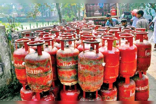 सामान्यांसाठी मोठी बातमी! ऑक्टोबर महिन्यात असे असणार LPG घरगुती गॅसचे दर, वाचा इथे
