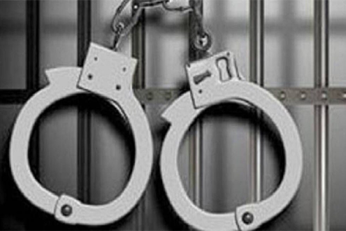 'द न्यूज मिनट' च्या एका रिपोर्टनुसार पोलिसांनी संगितले की, मिळालेल्या सूचनेच्या आधारावर पोलिसांनी रामकृष्णचा शोध घेण्यास सुरुवात केली. त्याचा मोबाइल फोन ट्रॅक करण्याक आला. आणि शुक्रवारी त्याला चल्लकेरेस्थित त्याच्या घरातून अटक करण्यात आली. 'द न्यूज मिनट' च्या एका रिपोर्टनुसार पोलिसांनी संगितले की, मिळालेल्या सूचनेच्या आधारावर पोलिसांनी रामकृष्णचा शोध घेण्यास सुरुवात केली. त्याचा मोबाइल फोन ट्रॅक करण्याक आला. आणि शुक्रवारी त्याला चल्लकेरेस्थित त्याच्या घरातून अटक करण्यात आली.