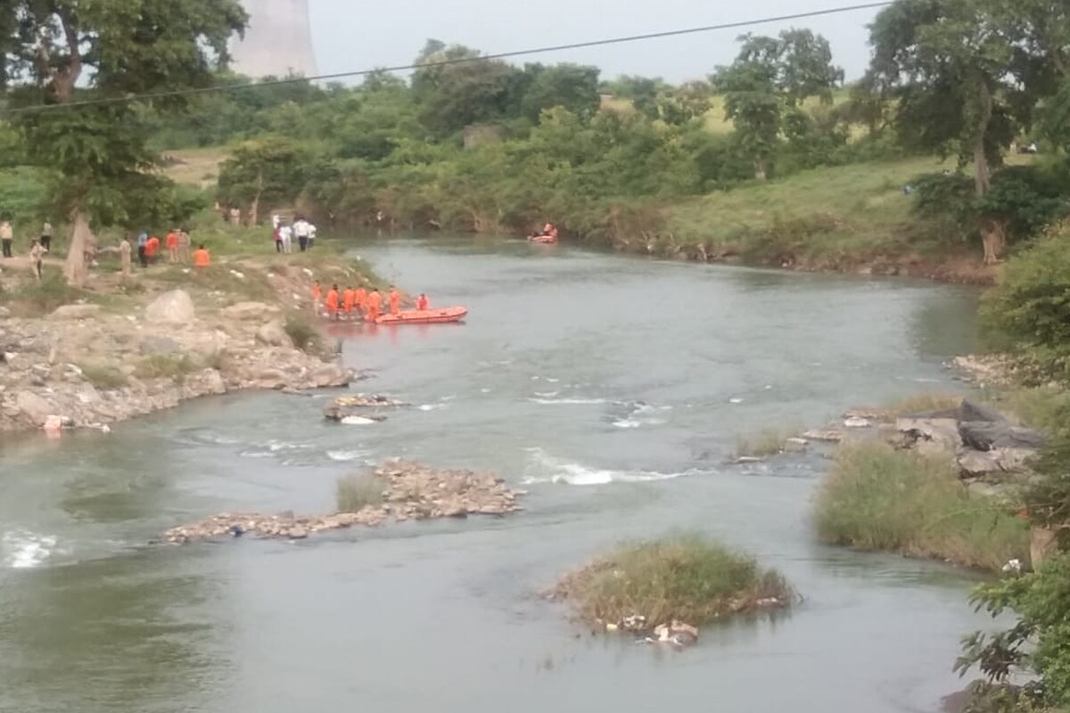 सरवरे कुटुंब अजनी बाबूलखेडा येथून कोल्हार नदीवर अस्थि विसर्जनासाठी आलं होतं. यादरम्यान तिघांचा पाण्यात बुडून मृत्यू झाला झाला सरवरे कुटुंब अजनी बाबूलखेडा येथून कोल्हार नदीवर अस्थि विसर्जनासाठी आलं होतं. यादरम्यान तिघांचा पाण्यात बुडून मृत्यू झाला झाला