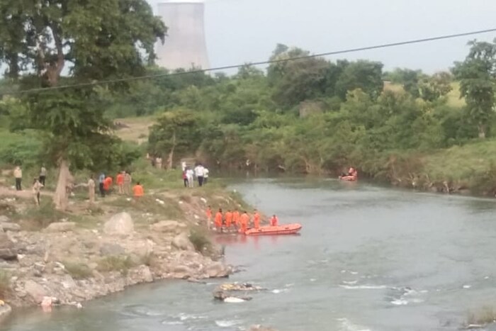 सरवरे कुटुंबातील (रा. अजनी, बाबूलखेडा) येथील मृत महिलेची अस्थि विसर्जन करताना ही घटना घडली. 