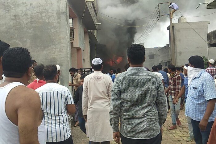 ऑईलची पॅकिंग केली जात असतानाच शॉर्टसर्किट होऊन ही आग लागल्याचं बोललं जात आहे. 