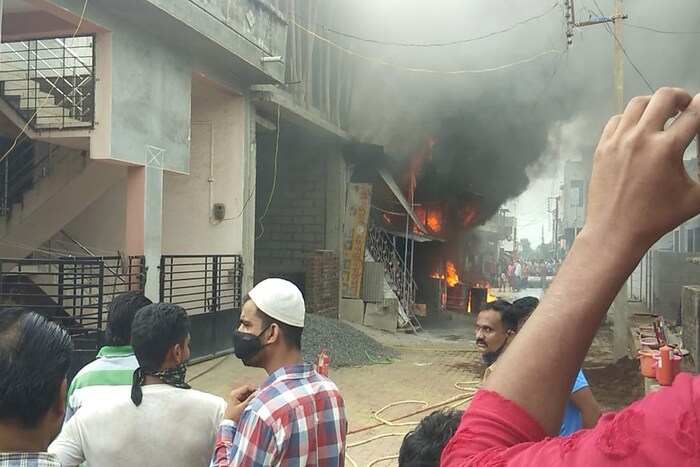 आग आटोक्यात आणण्यासाठी शर्तीचे प्रयत्न सुरू आहेत.