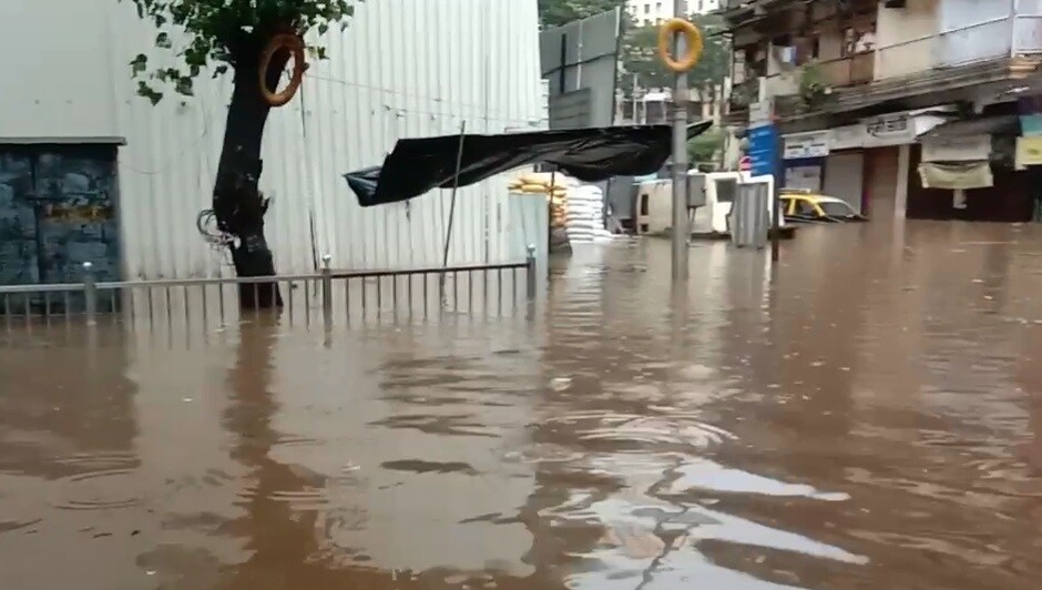 ड्रेनेजच्या क्षमतेपेक्षा कितीतरी जास्त पाऊस पडल्याने पाणी ओव्हर फ्लो झालं आणि रस्त्यांचं रुपांतर नाल्यामध्ये झालं. ड्रेनेजच्या क्षमतेपेक्षा कितीतरी जास्त पाऊस पडल्याने पाणी ओव्हर फ्लो झालं आणि रस्त्यांचं रुपांतर नाल्यामध्ये झालं.