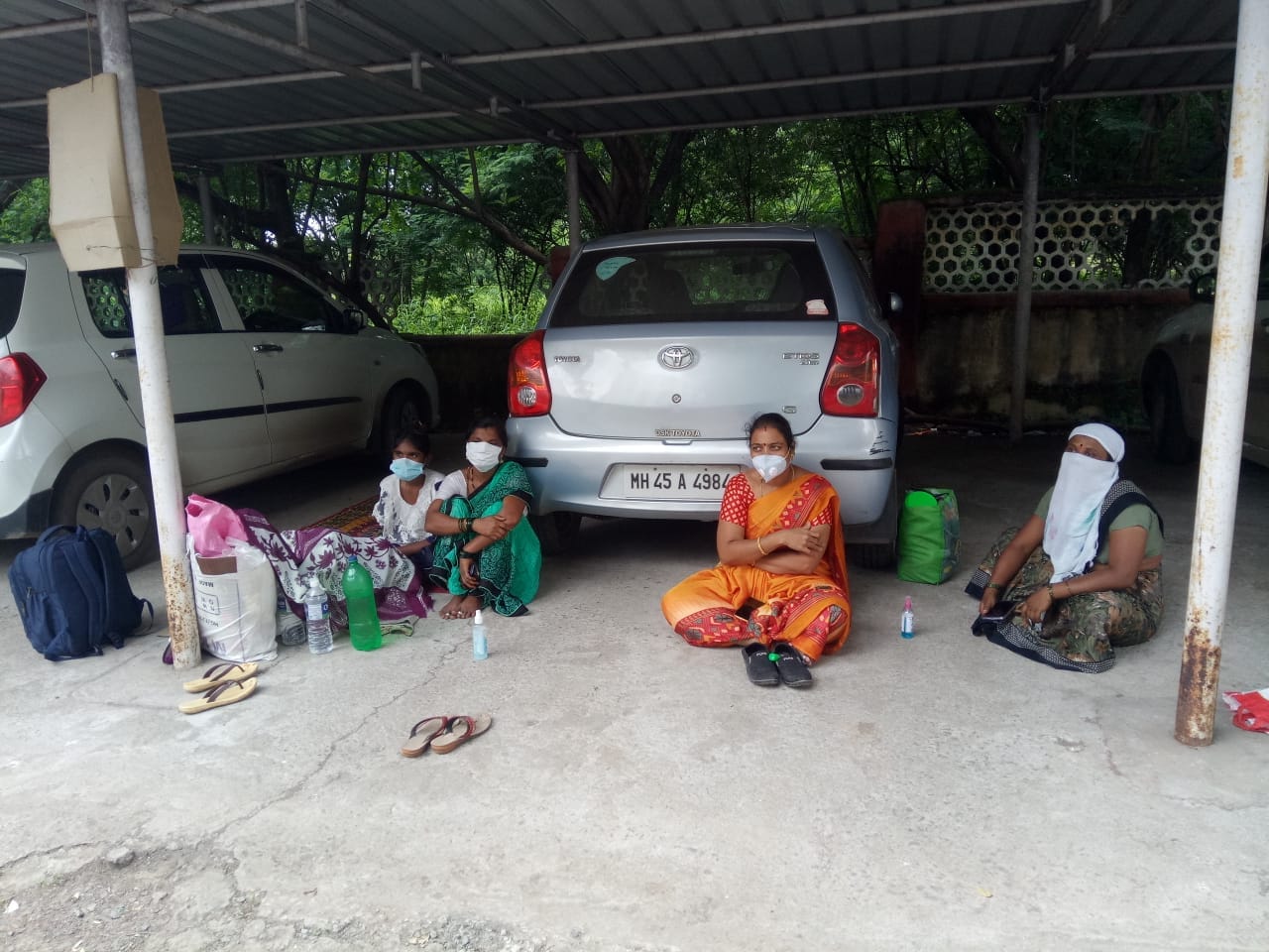 या मायलेकी फक्त दुपारचं जेवण 5 रुपयांत शिवभोजन थाळीच्या रुपात खातात. संध्याकाळी मात्र उपाशी झोपतात. शेजारील शिंदे नावाच्या ताईंनी 2/3 दिवस डबा दिला, पांघरून दिलं. या मायलेकी फक्त दुपारचं जेवण 5 रुपयांत शिवभोजन थाळीच्या रुपात खातात. संध्याकाळी मात्र उपाशी झोपतात. शेजारील शिंदे नावाच्या ताईंनी 2/3 दिवस डबा दिला, पांघरून दिलं.