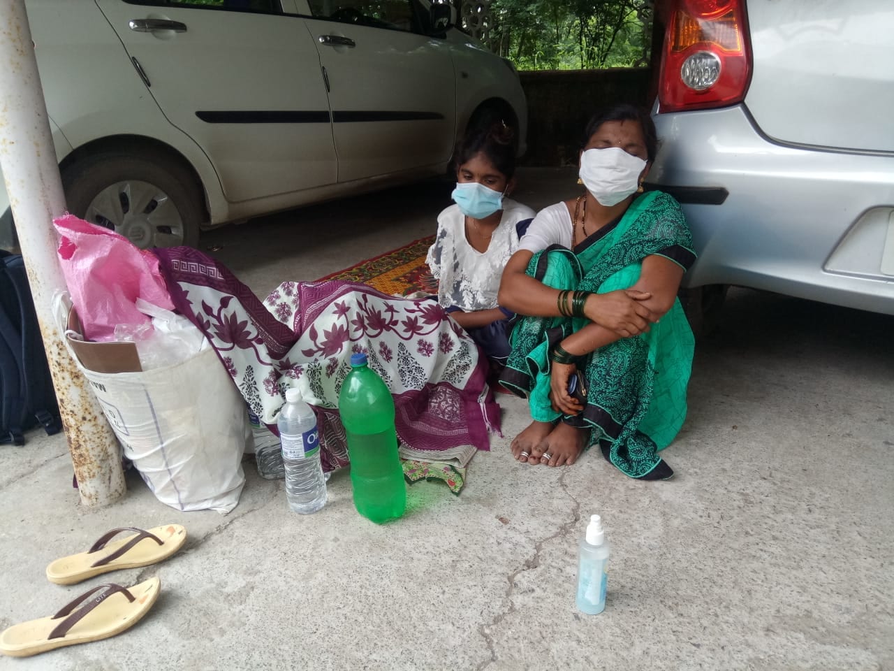 पती कोरोना पॉझिटिव्ह आढळून आल्यानंतर कारभाऱ्यानं थोडे पैसे देऊन सरकारी हॉस्पिटलमध्ये जा असं सांगितलं. महिलेनं कोरोनाबाधित पतीला सोबत घेऊन पुणं गाठलं पती महिलेनं अर्धा तास डॉक्टरांचे पाय धरले तेव्हा तिच्या पतीला दाखल करून घेतलं. पती कोरोना पॉझिटिव्ह आढळून आल्यानंतर कारभाऱ्यानं थोडे पैसे देऊन सरकारी हॉस्पिटलमध्ये जा असं सांगितलं. महिलेनं कोरोनाबाधित पतीला सोबत घेऊन पुणं गाठलं पती महिलेनं अर्धा तास डॉक्टरांचे पाय धरले तेव्हा तिच्या पतीला दाखल करून घेतलं.
