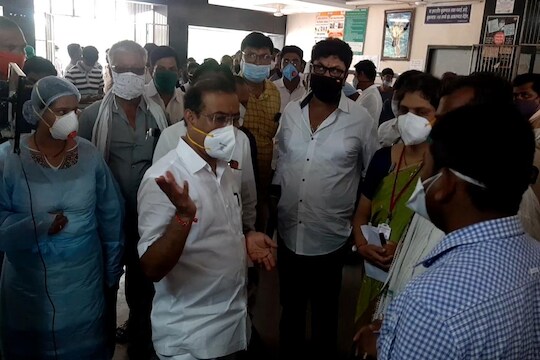 मी पुन्हा येईन... असं सांगत आरोग्यमंत्री राजेश टोपेंनी अधिकाऱ्यांना खडसावलं