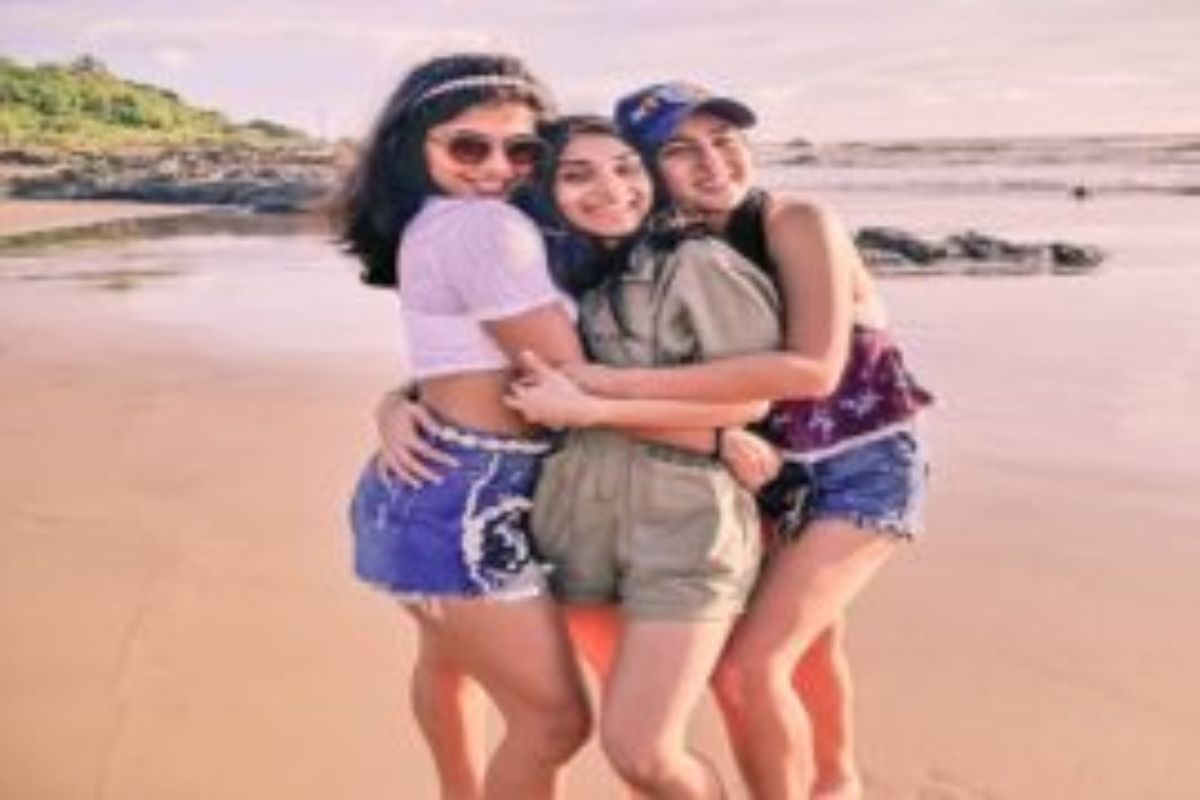 अभिनेता सॅफ अली खान (Saif Ali Khan) याची मुलगी सारा अली खान (Sara Ali Khan) सोशल मीडिया बरीच सक्रिय असते. कोरोना काळात तिने सोशल मीडियावरुन अनेक फोटो शेअर केले आहे. अनेकदा आपला भाऊ इब्राहिम याच्यासह मजा-मस्ती करीत असल्याचे फोटो सोशल मीडियावर शेअर केले आहे. अभिनेता सॅफ अली खान (Saif Ali Khan) याची मुलगी सारा अली खान (Sara Ali Khan) सोशल मीडिया बरीच सक्रिय असते. कोरोना काळात तिने सोशल मीडियावरुन अनेक फोटो शेअर केले आहे. अनेकदा आपला भाऊ इब्राहिम याच्यासह मजा-मस्ती करीत असल्याचे फोटो सोशल मीडियावर शेअर केले आहे.