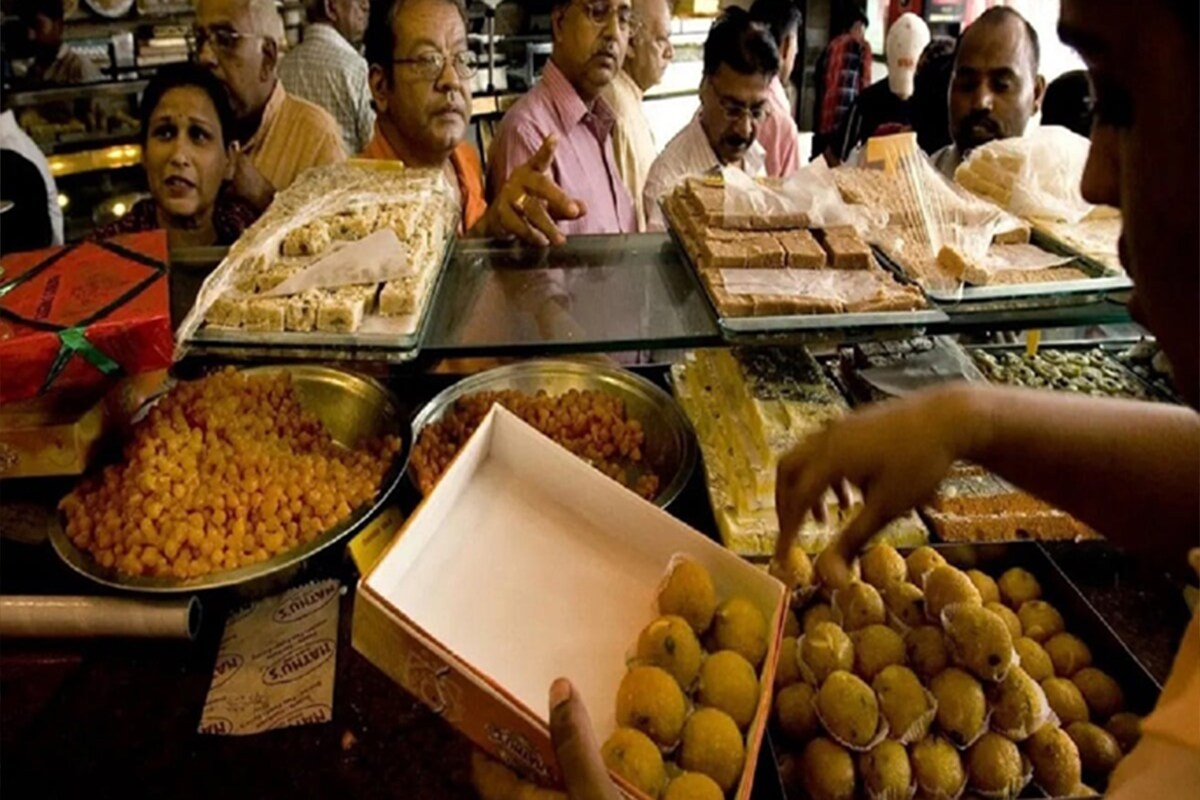 बंद डब्यात विक्रीसाठी उपलब्ध मिठाईच्या बॉक्सवर 'मॅन्युफॅक्चरिंग डेट' (Manufacturing date), एक्सपायरी डेट (Expiry date)तसेच उपयोग करण्याचा कालावधीबाबत (Best Before Date) सूचना देणे अनिवार्य आहे. एफएसएसएआय अर्थात भारतीय अन्न सुरक्षा आणि मानक प्राधिकरणाद्वारा (FSSAI-Food Safety and Standards Authority of India)नवे नियम जारी करण्यात आले आहे. बाजारात विकल्या जाणारी सुट्या मिठाईचा उपयोग करण्याचा कालावधी संदर्भातही ग्राहकांना माहिती द्यावी लागेल. बंद डब्यात विक्रीसाठी उपलब्ध मिठाईच्या बॉक्सवर 'मॅन्युफॅक्चरिंग डेट' (Manufacturing date), एक्सपायरी डेट (Expiry date)तसेच उपयोग करण्याचा कालावधीबाबत (Best Before Date) सूचना देणे अनिवार्य आहे. एफएसएसएआय अर्थात भारतीय अन्न सुरक्षा आणि मानक प्राधिकरणाद्वारा (FSSAI-Food Safety and Standards Authority of India)नवे नियम जारी करण्यात आले आहे. बाजारात विकल्या जाणारी सुट्या मिठाईचा उपयोग करण्याचा कालावधी संदर्भातही ग्राहकांना माहिती द्यावी लागेल.