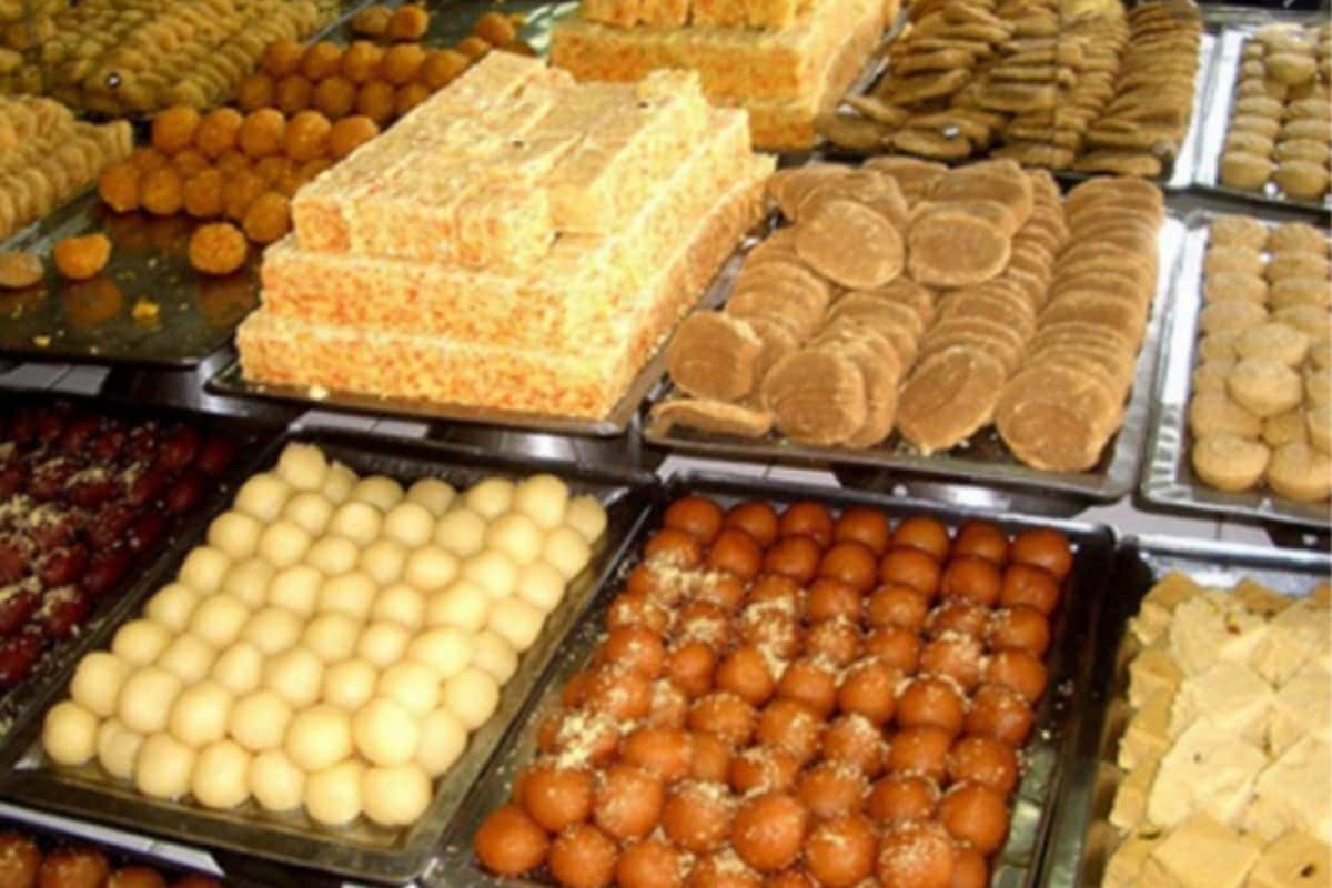 मिठाई दुकानात (Sweet Outlets) मिळणाऱ्या पदार्थांची गुणवत्ता, दर्जा सुधारावा, यासाठी केंद्र सरकारनं नवे नियम लागू करण्याचा निर्णय घेतला आहे. विशेष म्हणजे 1 ऑक्टोबर 2020 पासून देशभरात नवे नियम लागू करण्यात येणार आहेत. मिठाई दुकानात (Sweet Outlets) मिळणाऱ्या पदार्थांची गुणवत्ता, दर्जा सुधारावा, यासाठी केंद्र सरकारनं नवे नियम लागू करण्याचा निर्णय घेतला आहे. विशेष म्हणजे 1 ऑक्टोबर 2020 पासून देशभरात नवे नियम लागू करण्यात येणार आहेत.
