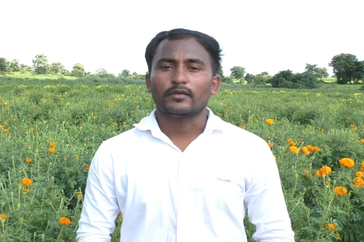 वाशिम जिल्ह्यातील भर जहाँगिर येथील विजय जायभाये या युवकाची ही गोष्ट. कृषी शास्त्रात पदवीधर असलेला विजय पुण्यात स्पर्धा परीक्षेची तयारी करत होता. वाशिम जिल्ह्यातील भर जहाँगिर येथील विजय जायभाये या युवकाची ही गोष्ट. कृषी शास्त्रात पदवीधर असलेला विजय पुण्यात स्पर्धा परीक्षेची तयारी करत होता.