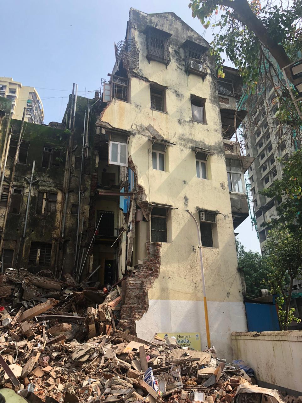मुंबई गेल्या काही दिवसांत इमारती कोसळण्याच्या घटना वारंवार समोर येत असताना अशीच आणखी एक धक्कादायक घटना समोर आली आहे. मुंबई गेल्या काही दिवसांत इमारती कोसळण्याच्या घटना वारंवार समोर येत असताना अशीच आणखी एक धक्कादायक घटना समोर आली आहे.