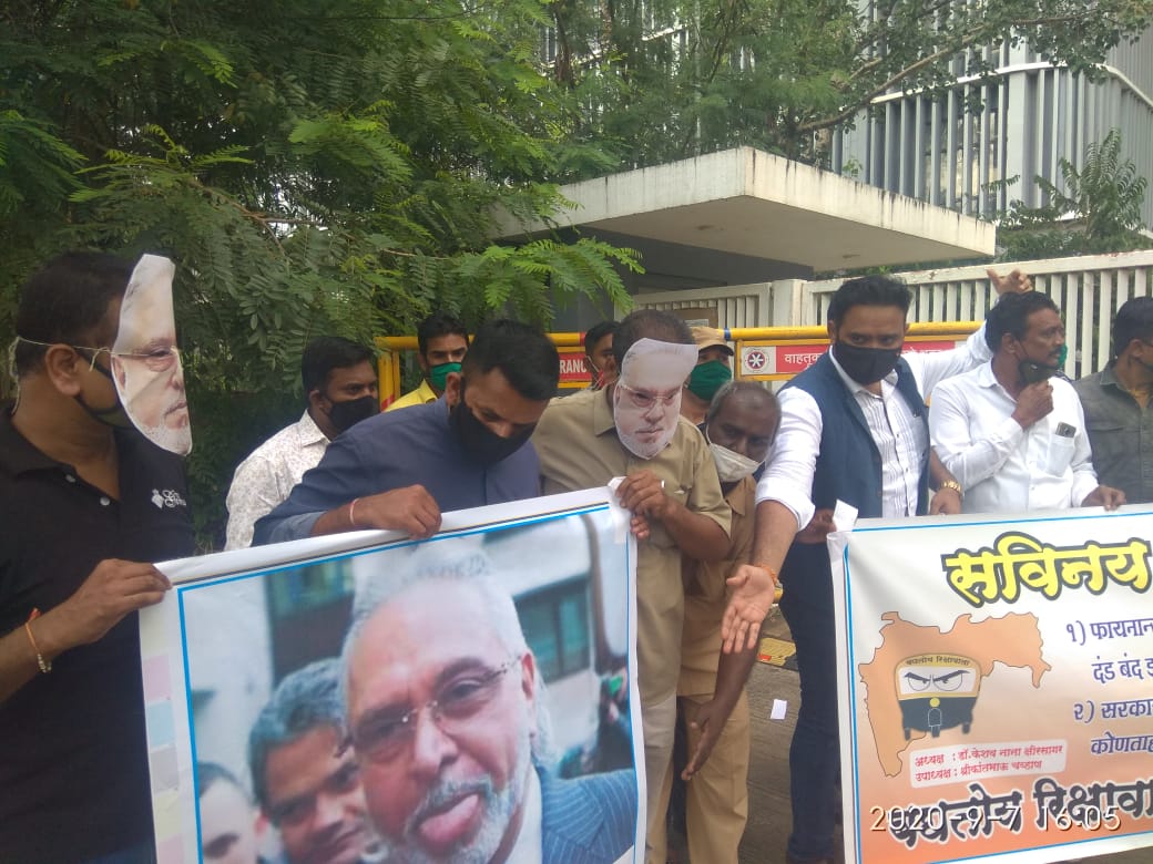 राज्यात आत्तापर्यंत 20 रिक्षा चालकांनी आत्महत्या केल्या आहेत. मात्र बँक वसुली अधिकारी त्रास देत आहेत म्हणून विजय मल्ल्या यांचा आदर्श ठेवून आम्हीही कर्ज बुडवणार, असं म्हणत वाट पाहतोय रिक्षा संघटनेतर्फे विजय मल्ल्या यांच्या फोटोला फुलं वाहत मल्ल्या यांच्या प्रतिमेचे मास्क लावत पुण्यात अनोखे आंदोलन करण्यात आलं. राज्यात आत्तापर्यंत 20 रिक्षा चालकांनी आत्महत्या केल्या आहेत. मात्र बँक वसुली अधिकारी त्रास देत आहेत म्हणून विजय मल्ल्या यांचा आदर्श ठेवून आम्हीही कर्ज बुडवणार, असं म्हणत वाट पाहतोय रिक्षा संघटनेतर्फे विजय मल्ल्या यांच्या फोटोला फुलं वाहत मल्ल्या यांच्या प्रतिमेचे मास्क लावत पुण्यात अनोखे आंदोलन करण्यात आलं.