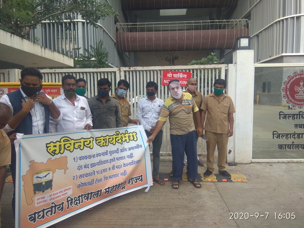 लॉकडाऊनमध्ये तब्बल 5 ते 6 महिने हा व्यवसाय ठप्प असल्याने रिक्षाचालक आर्थिकदृष्ट्या अडचणीत आले आहेत. लॉकडाऊनमध्ये तब्बल 5 ते 6 महिने हा व्यवसाय ठप्प असल्याने रिक्षाचालक आर्थिकदृष्ट्या अडचणीत आले आहेत.