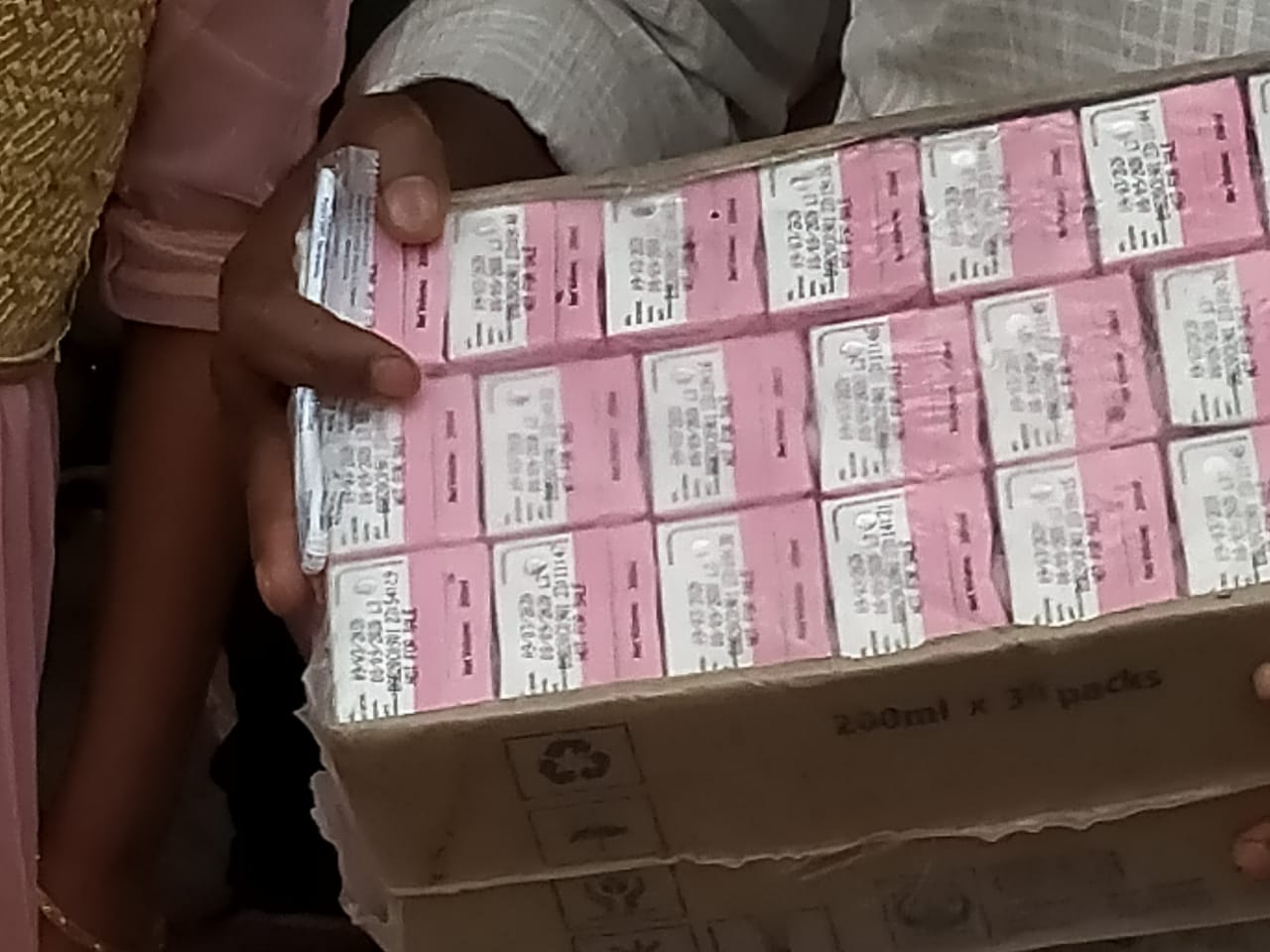 पोषण आहारात सुगंधी दूध पहिली ते 12 वीच्या विद्यार्थ्यांना दिलं जातं. मात्र कोरोनामुळे शाळा बंद असल्याने मागील 6 महिन्यात हे दूध वाटप करण्यात आलेलं नाही. पोषण आहारात सुगंधी दूध पहिली ते 12 वीच्या विद्यार्थ्यांना दिलं जातं. मात्र कोरोनामुळे शाळा बंद असल्याने मागील 6 महिन्यात हे दूध वाटप करण्यात आलेलं नाही.