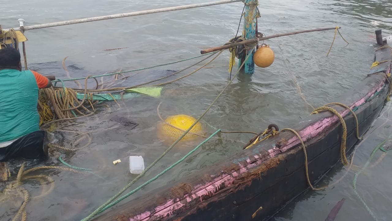 मात्र बोटी हर्णे बंदर परिसराच्या आजूबाजूला व सुवर्णदुर्ग किल्ल्याच्या आडोशाला आल्यामुळे मोठी हानी टळली आहे. मात्र बोटी हर्णे बंदर परिसराच्या आजूबाजूला व सुवर्णदुर्ग किल्ल्याच्या आडोशाला आल्यामुळे मोठी हानी टळली आहे.