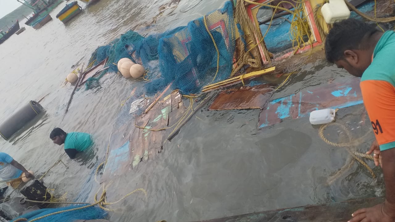 रात्री मासेमारीसाठी परतणाऱ्या बोटी वादळ सदृश्य परिस्थितीने अचानक समुद्रामध्ये भरकटलेल्या मच्छीमार यामध्ये एकच हाहाकार उडाला आणि जो तो आपल्या पोटी आणि जीव वाचवण्यासाठी धडपडू लागला. रात्री मासेमारीसाठी परतणाऱ्या बोटी वादळ सदृश्य परिस्थितीने अचानक समुद्रामध्ये भरकटलेल्या मच्छीमार यामध्ये एकच हाहाकार उडाला आणि जो तो आपल्या पोटी आणि जीव वाचवण्यासाठी धडपडू लागला.