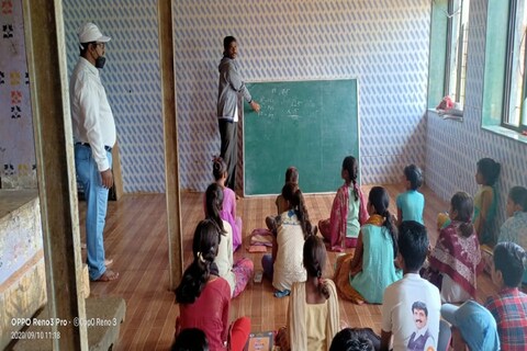 या भागातले काही तरूण एकत्र आले आणि त्यांनी पुढाकार घेत या मुलांना शिकवण्याचं काम सुरू केलं आणि मुलांच्या शिक्षणाची नव्याने सुरूवात झाली.