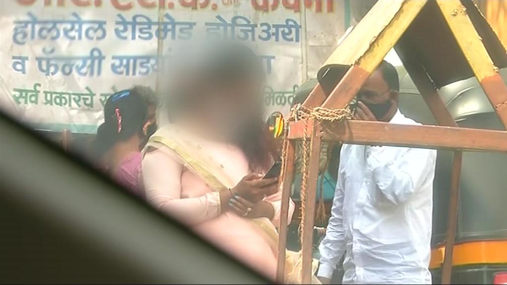 इथे कुणाशी ही बोलायची सोय नाही. परिसर दिसायला अत्यंत गलिच्छ, अरुंद गल्ल्या, श्वास घेता येणार नाहीत, अशा खोल्या आणि त्यात पोटाची खळगी भरण्यासाठी कराकर वाजणारे जुने लाकडी पलंग.. तिथल्या घाणी मुळेच कोरोना जास्त पसरतो असा पांढरपेशा समाजाचा समज आहे. त्यामुळे इथल्या देहविक्री करणाऱ्या महिला खबरदारी घेत आहेत. इथे कुणाशी ही बोलायची सोय नाही. परिसर दिसायला अत्यंत गलिच्छ, अरुंद गल्ल्या, श्वास घेता येणार नाहीत, अशा खोल्या आणि त्यात पोटाची खळगी भरण्यासाठी कराकर वाजणारे जुने लाकडी पलंग.. तिथल्या घाणी मुळेच कोरोना जास्त पसरतो असा पांढरपेशा समाजाचा समज आहे. त्यामुळे इथल्या देहविक्री करणाऱ्या महिला खबरदारी घेत आहेत.