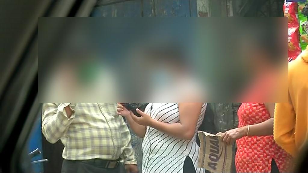 अनलॉक झाल्यानंतर पुण्यातल्या देहविक्री करणाऱ्या वस्तीमध्ये भिरभिरत्या नजरा घेऊन फिरणारे पुरुष आताशा दिसायला लागले आहेत. पूर्वीसारखा धंदा नाही, नेहमी येणारे गिऱ्हाईक कोरोनाच्या भीतीनं येईना झाले आहेत. पण तरीही जे येत आहेत त्यांना पूर्ण खबरदारी घेऊनच शरीर संबंध ठेऊ दिले जात आहेत. अनलॉक झाल्यानंतर पुण्यातल्या देहविक्री करणाऱ्या वस्तीमध्ये भिरभिरत्या नजरा घेऊन फिरणारे पुरुष आताशा दिसायला लागले आहेत. पूर्वीसारखा धंदा नाही, नेहमी येणारे गिऱ्हाईक कोरोनाच्या भीतीनं येईना झाले आहेत. पण तरीही जे येत आहेत त्यांना पूर्ण खबरदारी घेऊनच शरीर संबंध ठेऊ दिले जात आहेत.