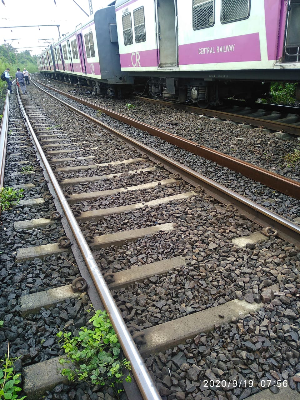 सकाळी 7.28 ला हा अपघात झाल्याची माहिती देण्यात आली आहे. हा डबा पुन्हा रुळावर ठेवण्याचे काम सुरू आहे. सकाळी 7.28 ला हा अपघात झाल्याची माहिती देण्यात आली आहे. हा डबा पुन्हा रुळावर ठेवण्याचे काम सुरू आहे.