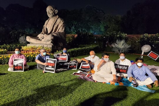 मोदी सरकारच्या विरोधात 8 खासदार करणार संसदेच्या आवारातच मुक्काम!
