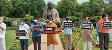 संसद भवन परिसर आंदोलनांनी दणाणला, ठिय्यानंतर आता खासदारांचा मोर्चा
